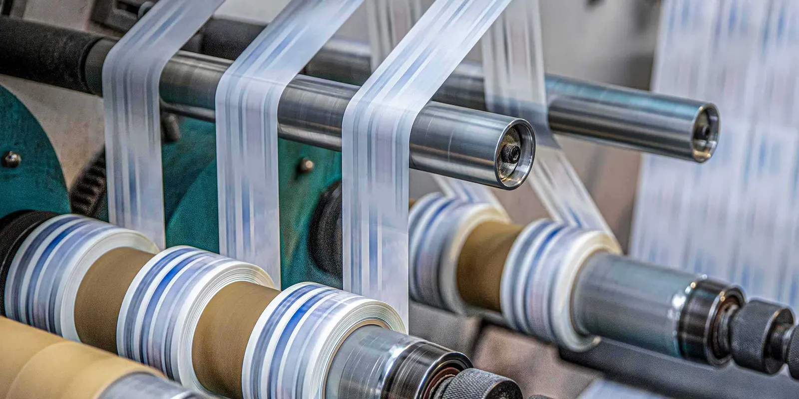 Rollos de etiquetas en una máquina rebobinadora